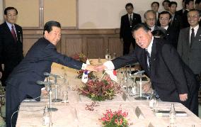 Mori, Kim shake hands ahead of summit talks